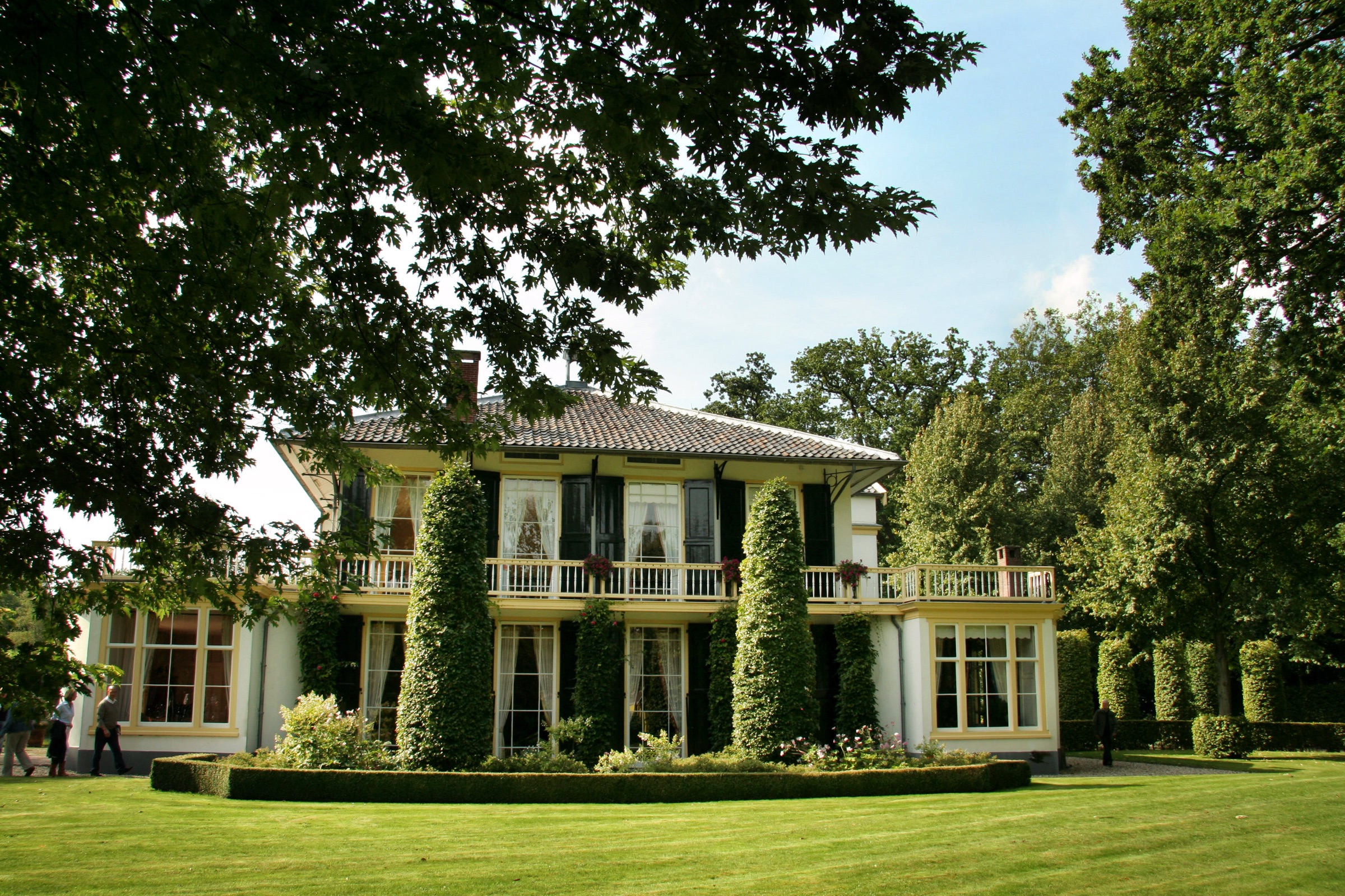 Rhijngeest in Oegstgeest, voormalig sanatorium, met veranda, luiken en gazon